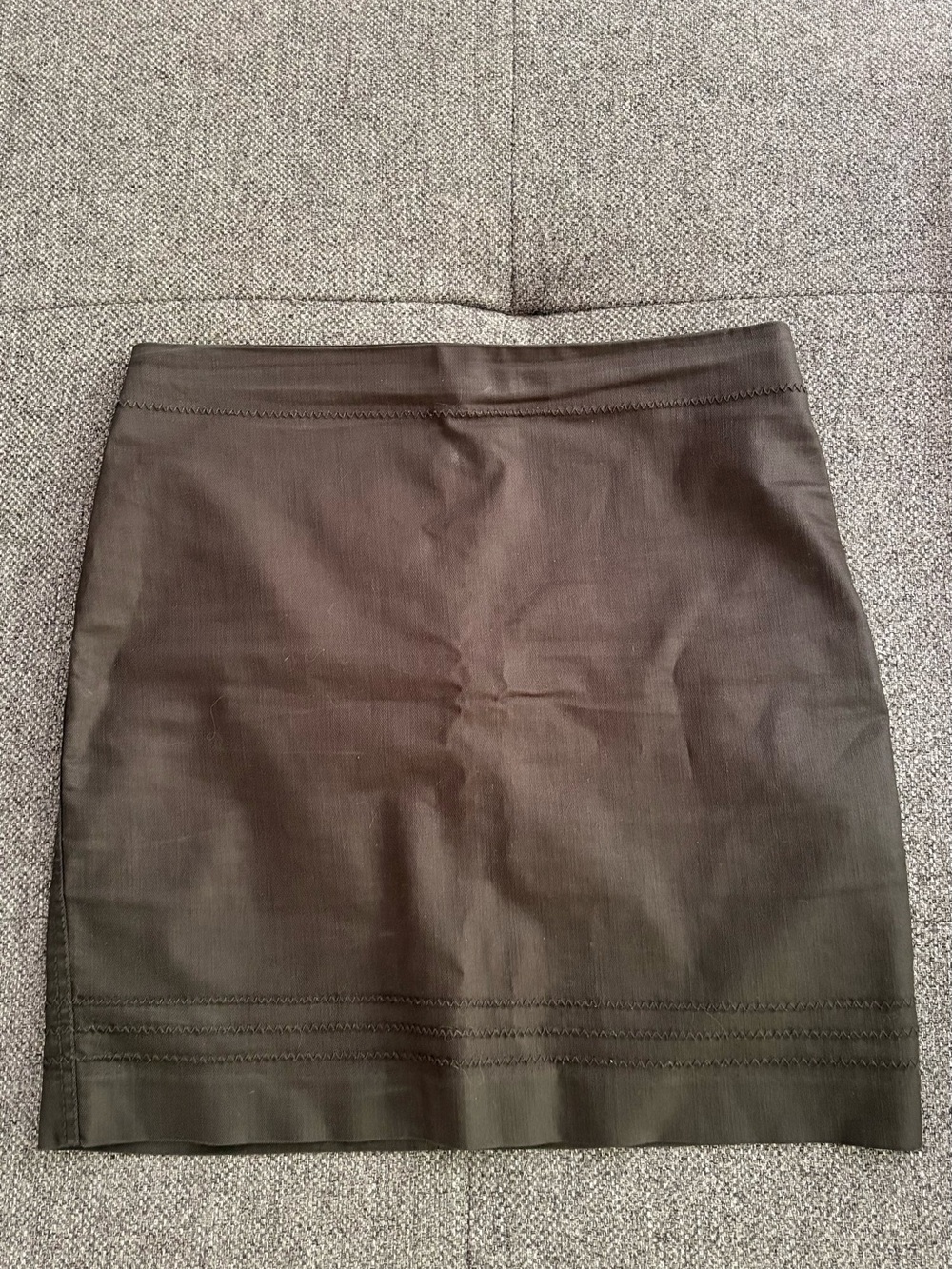 Mini jupe satinée gris noir